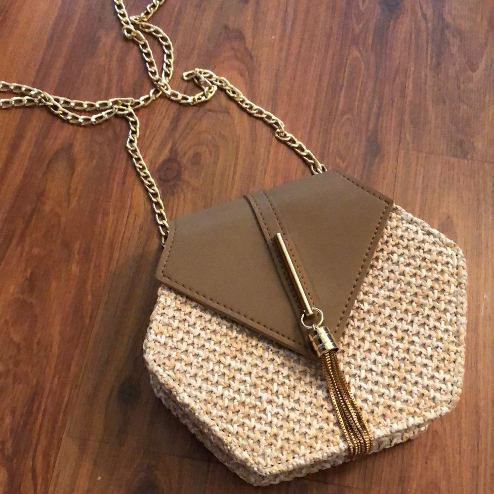 Adorable tassel and jute Crossbody bag with gold chain.